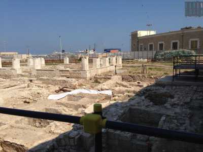 Dalla nascita di Bari all'arrivo dei Greci (4000 a.C. - 326 a.C.) - I primi insediamenti sul territorio barese nascono nell'Et� del bronzo nella zona di piazza San Pietro, l� dove ora sorge un'area archeologica. Dal 1600 a.C. la zona viene occupata da Illiri e Peucezi, prima di diventare colonia della Magna Grecia